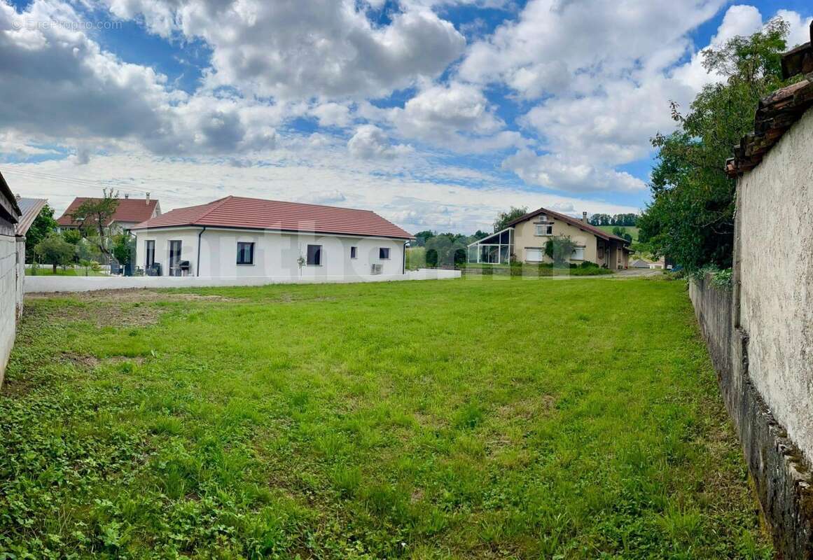 Terrain à SAINT-PIERRE-DE-BRESSIEUX