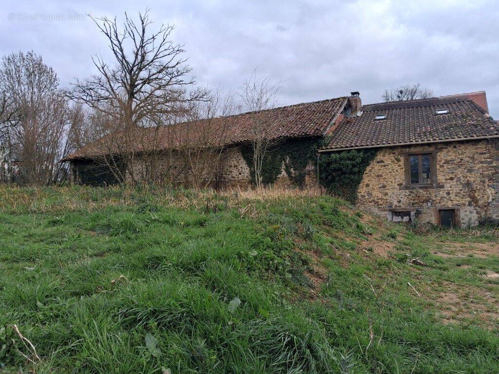 Maison à SAINT-GENEST-SUR-ROSELLE