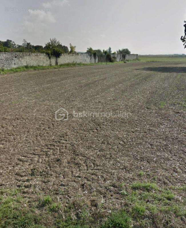 Terrain à MENEVILLERS