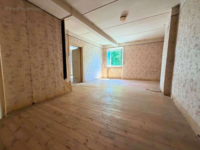 Proche centre ville, maison a renover 79 m², jardin, 2 chambres, combles amenageable, assainissement collectif - photo 5