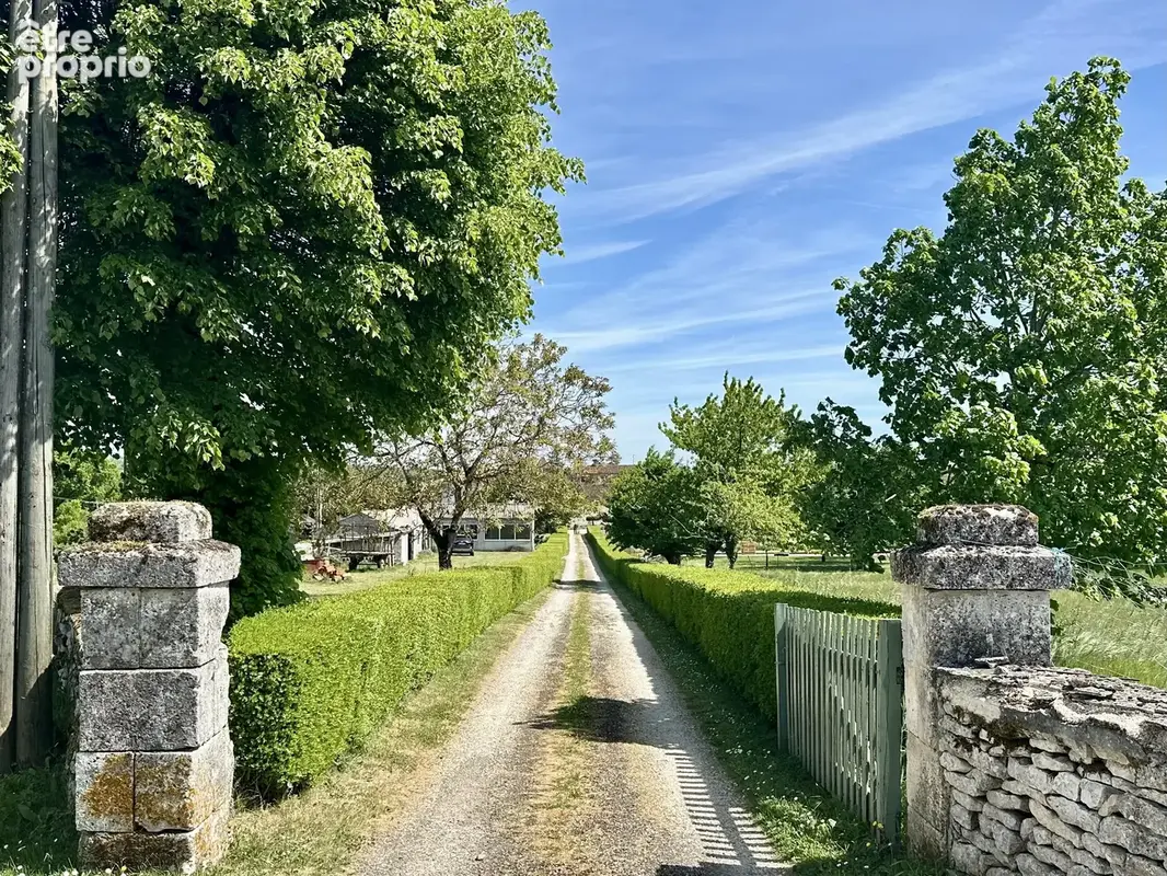 Logis du XVIe siècle rénové et proche de Ruffec - photo 5
