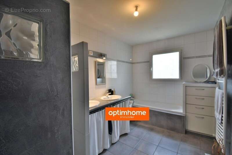 Maison à AMBARES-ET-LAGRAVE