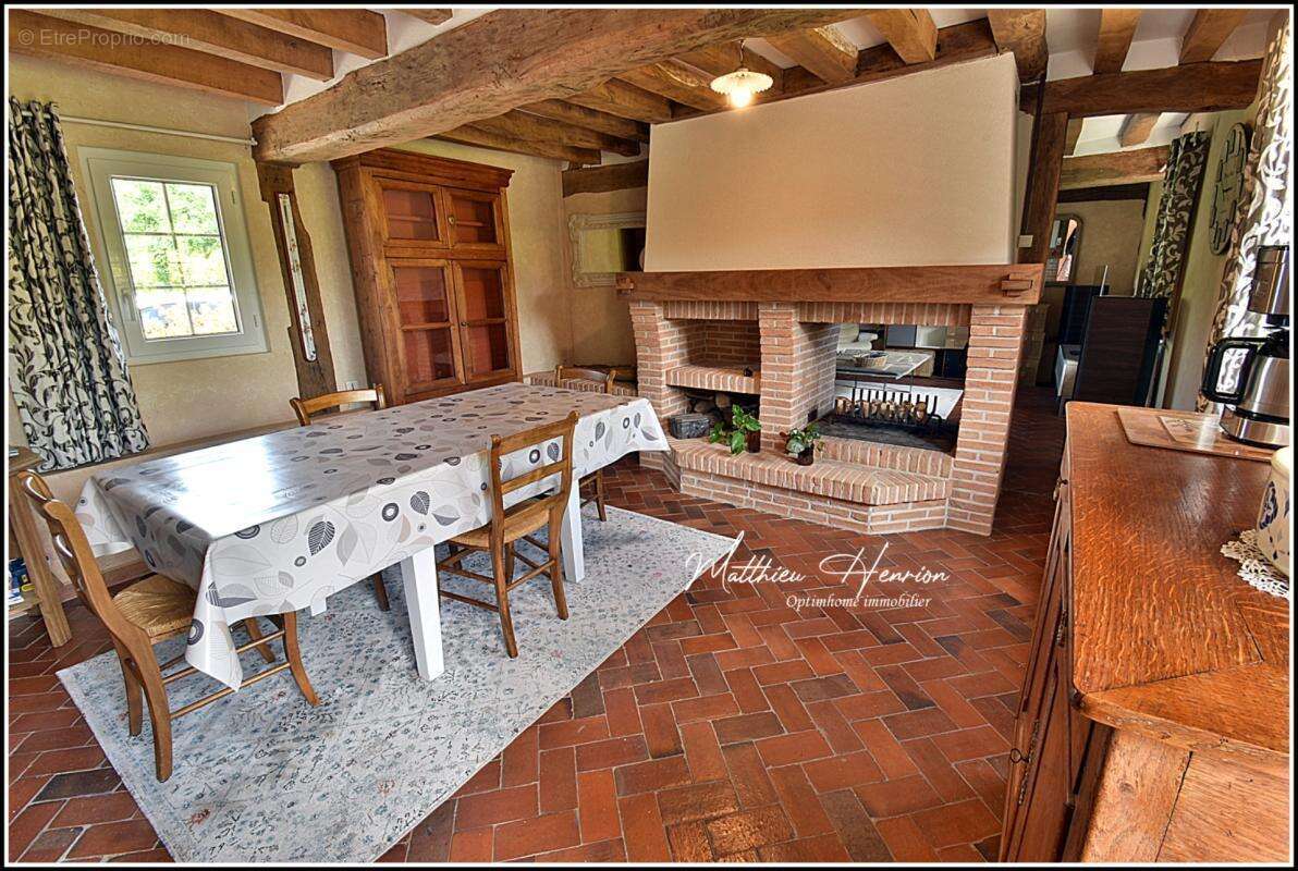 Maison de caractère chargée d'histoire, garage, DPE C ! - photo 9