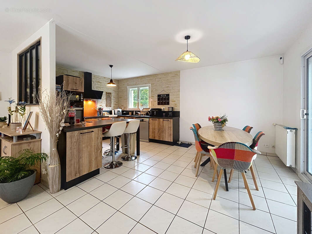 Maison à SAINT-PANTALEON-DE-LARCHE