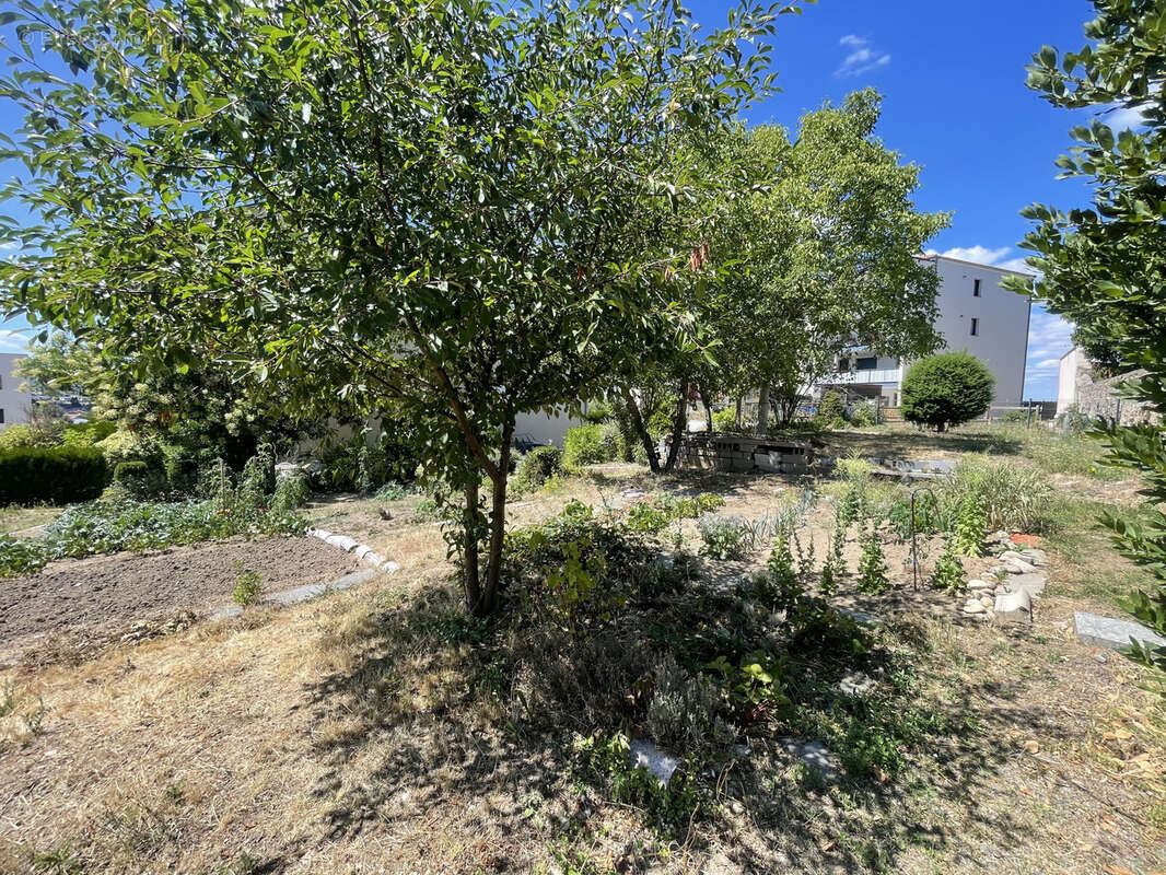 Terrain constructible de 828 m2   Centre-ville d'Yssingeaux - photo 2
