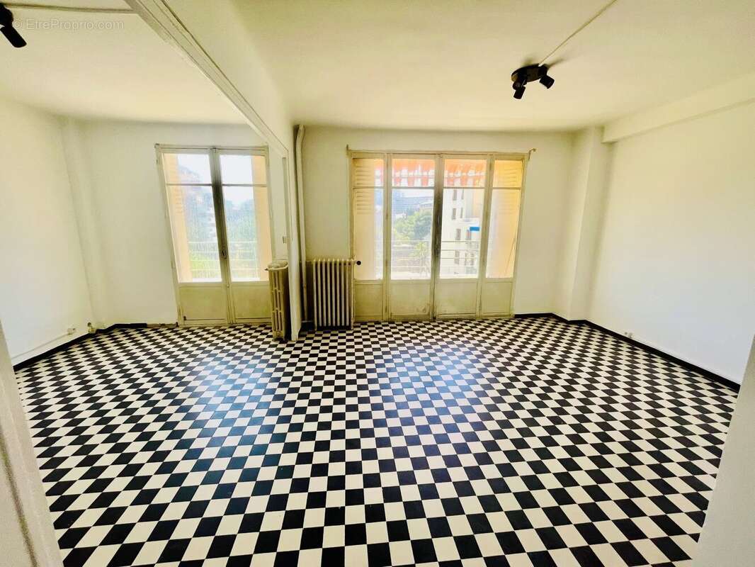 Appartement à MARSEILLE-5E