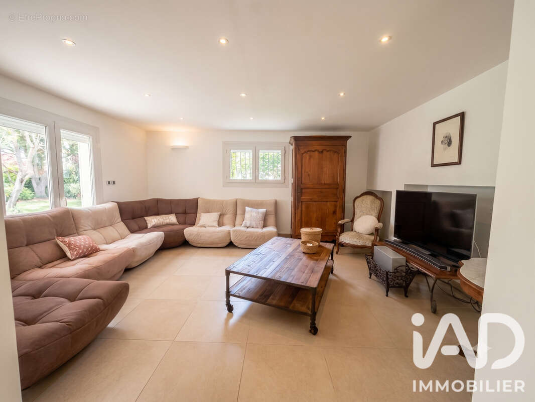 Maison 350 m² à Saint-Victoret  - photo 8