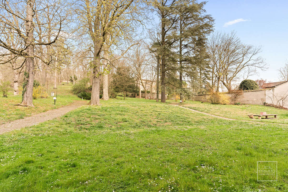 Commerce à FONTAINES-SUR-SAONE