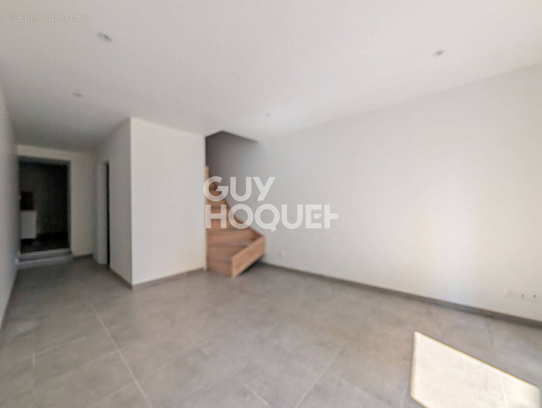 Maison à ENTRAIGUES-SUR-LA-SORGUE