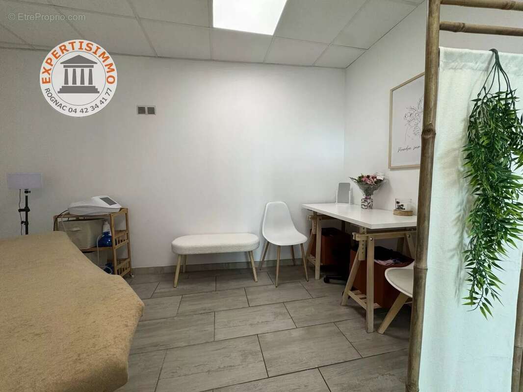 Commerce à LA FARE-LES-OLIVIERS