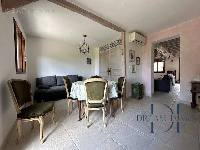 Salon au rez-de-chaussée attenant au séjour - Maison à VERNON