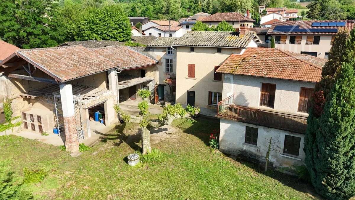 EXCLUSIVITÉ – Ancienne ferme à rénover avec dépendances et terrain constructible – Saint-Prim - photo 26