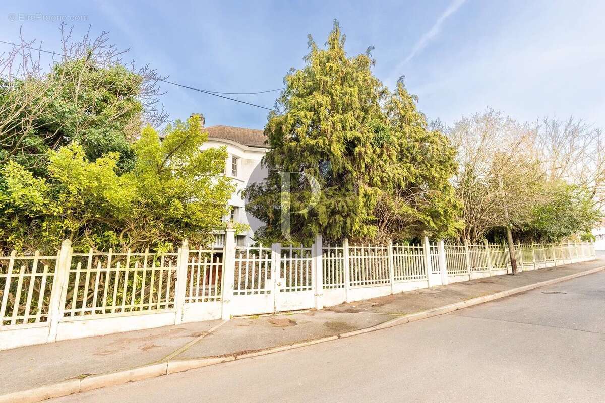 Maison à VERRIERES-LE-BUISSON