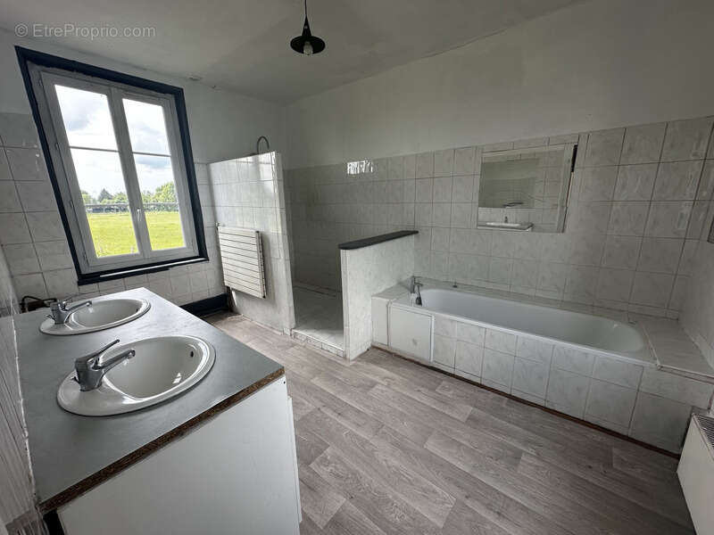 Corps de ferme avec 3,7 hectares de terrain - photo 11