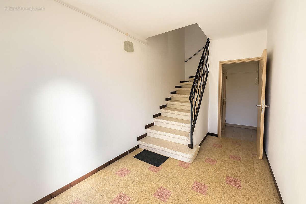 Maison à SAINT-MITRE-LES-REMPARTS