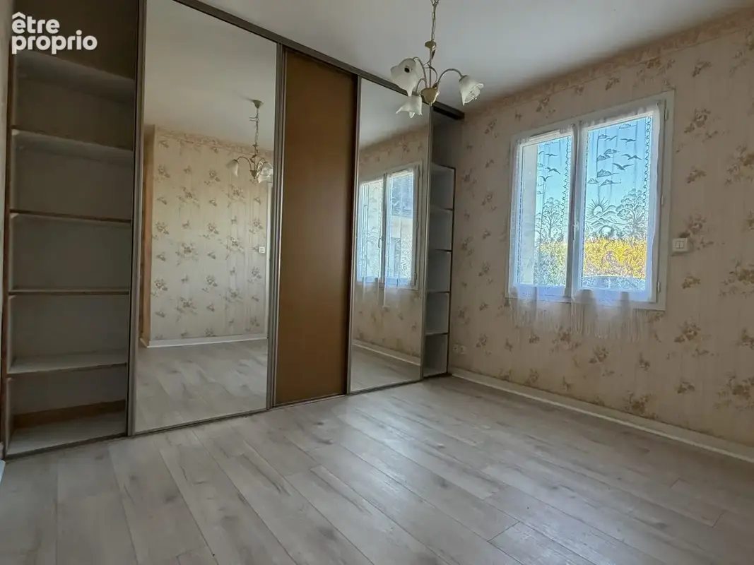 Chambre au rez-de-chaussée avec placard