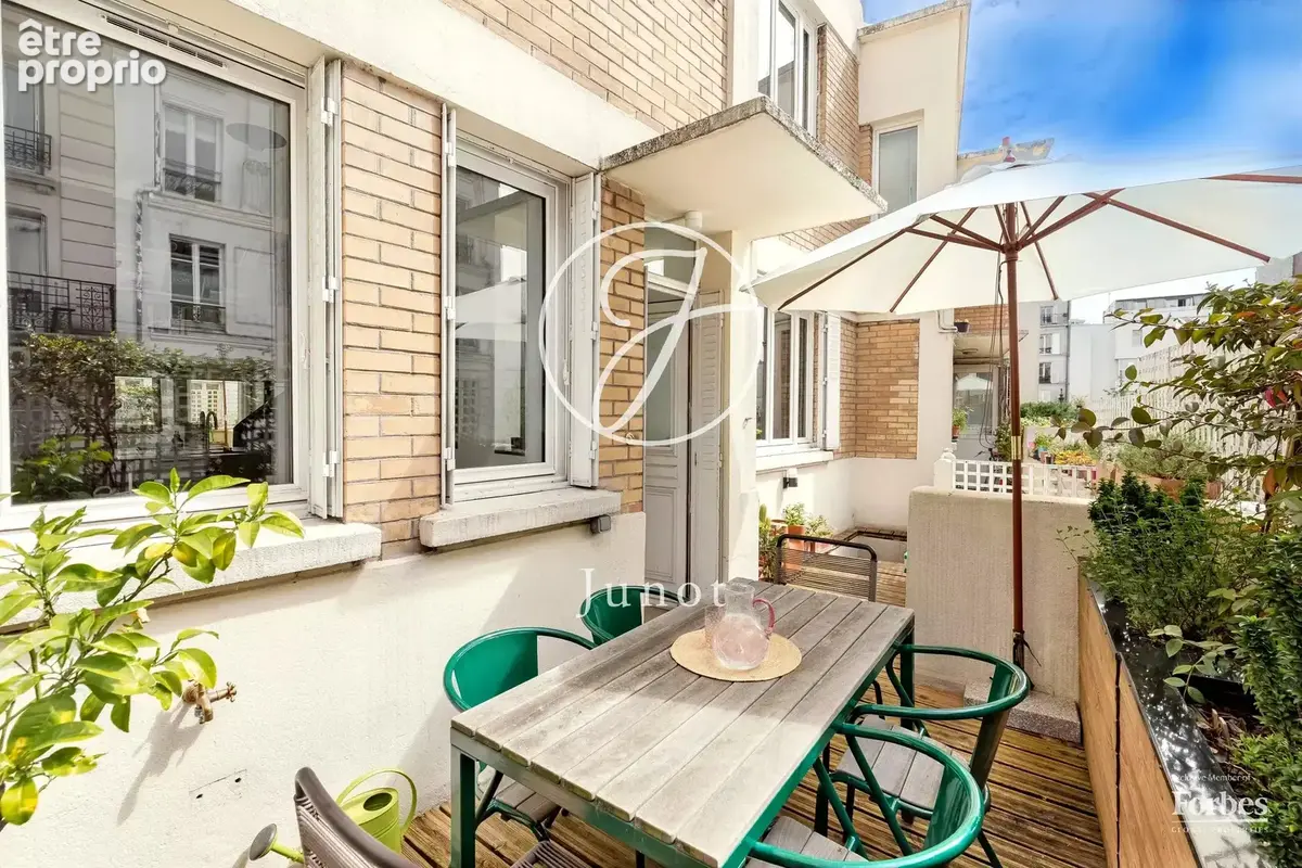 Paris 18e - MONTMARTRE / HAUT LEPIC - Appartement comme une maison - 3 pièces - 68,52m² Carrez - Terrasse 15,80m² - Garage/caves - photo 9