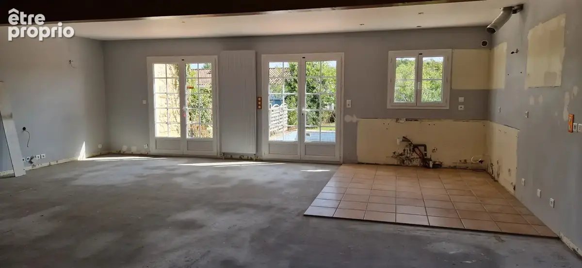maison avec grand garage piscine et jardin en plein bourg - photo 6