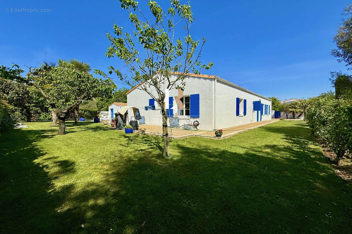Lagord - Maison de plain pied sur jolie parcelle avec piscine, garage et stationnements - photo 17
