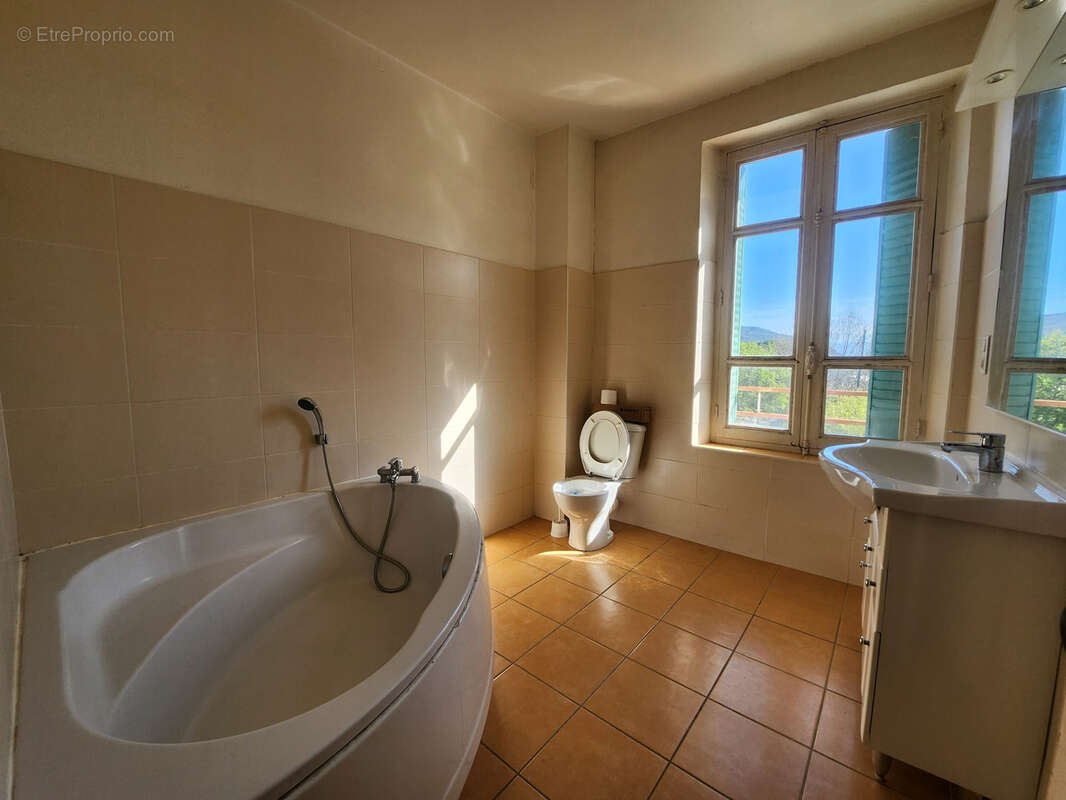 Maison à SAINT-LAURENT-DU-PAPE