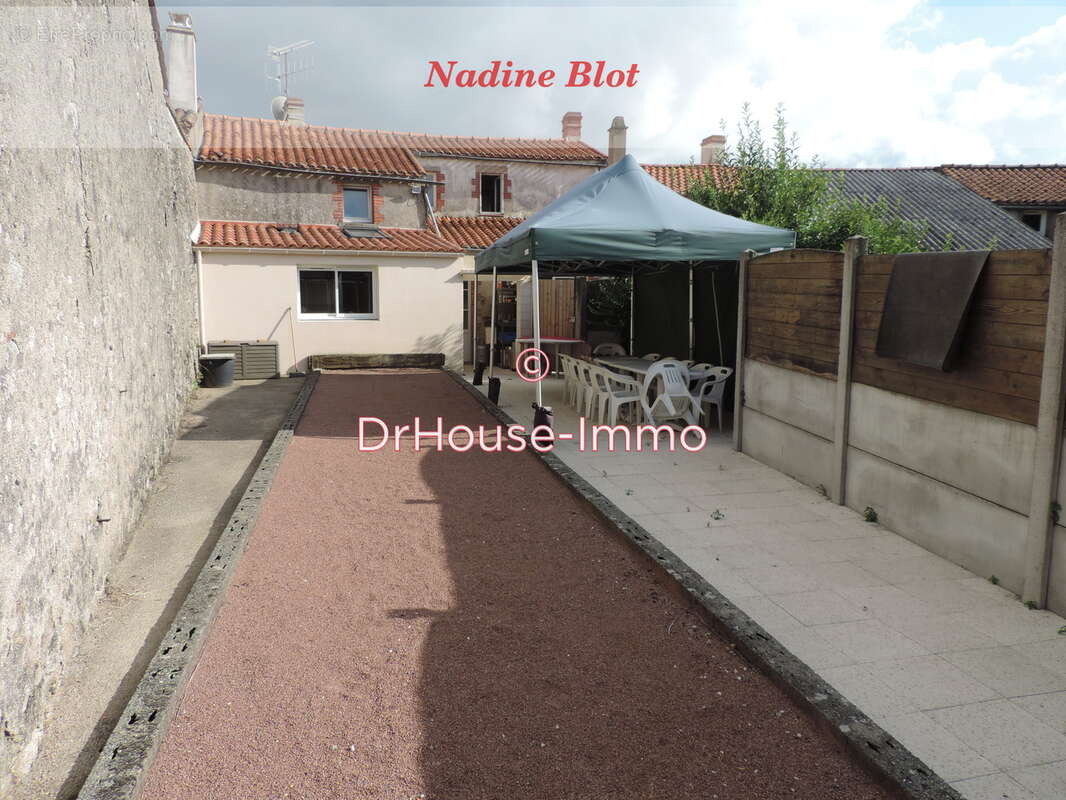 Commerce à SAINT-MARTIN-DES-TILLEULS