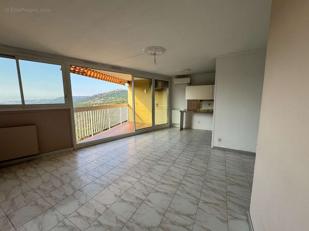 Bel appartement 5 pièces (3 chambres) avec terrasse, aperçu mer, cave et parking privé - photo 9