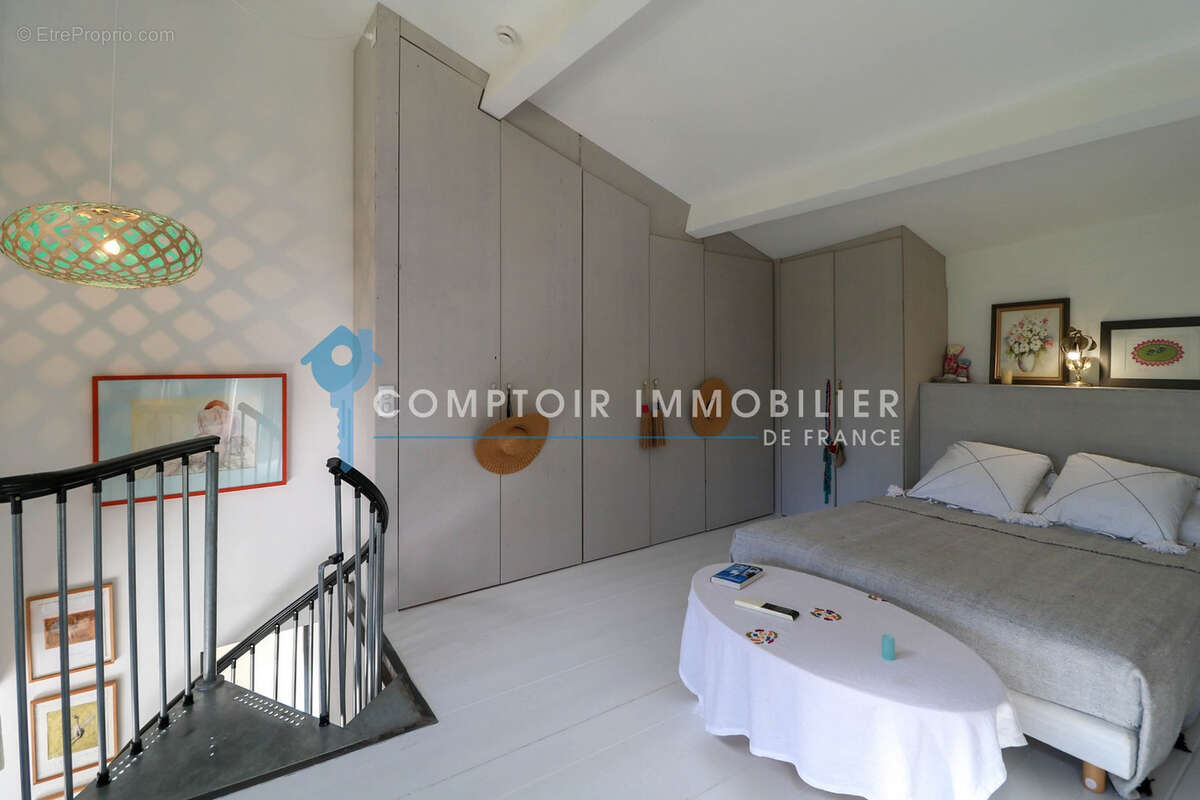 UZES CENTRE PIETON : Maison de ville style loft avec terrasse - photo 7