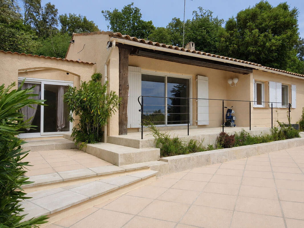 Maison à BAGNOLS-EN-FORET