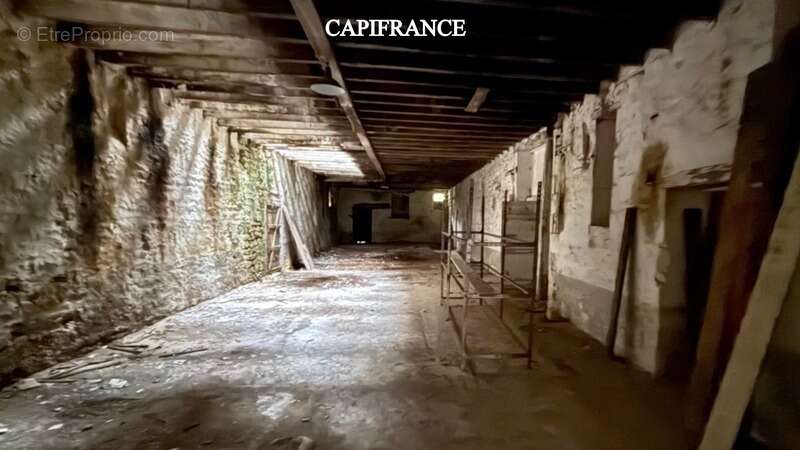 Maison à PORT-D&#039;ENVAUX