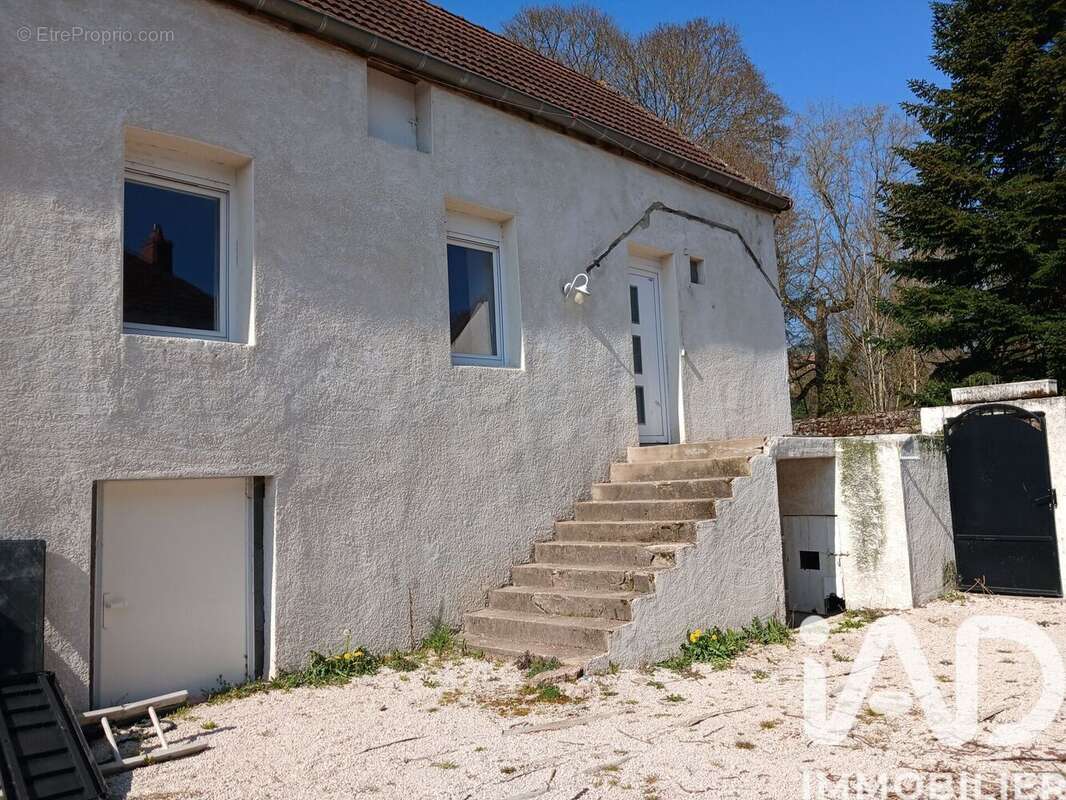Maison 93 m² à Saint-Sernin-Du-Plain  - photo 3