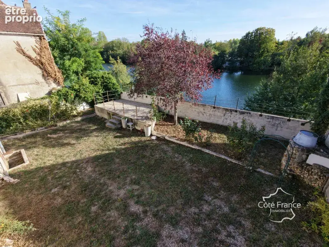 Maison à LAROCHE-SAINT-CYDROINE