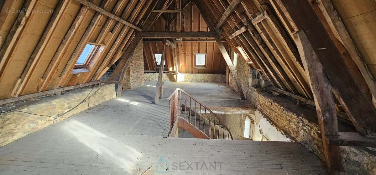 A Sarlat, vaste appartement brut de 190 m² à réinventer entièrement. - photo 9