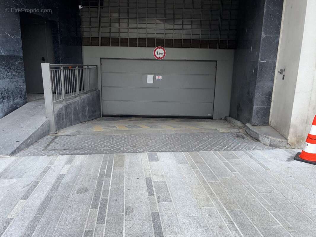 Parking à NEUILLY-SUR-SEINE