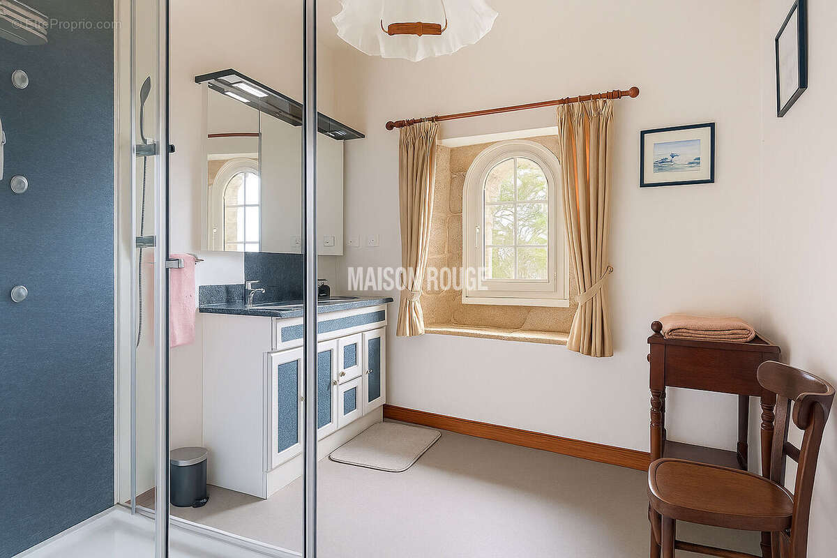 Maison à LA ROCHE-DERRIEN