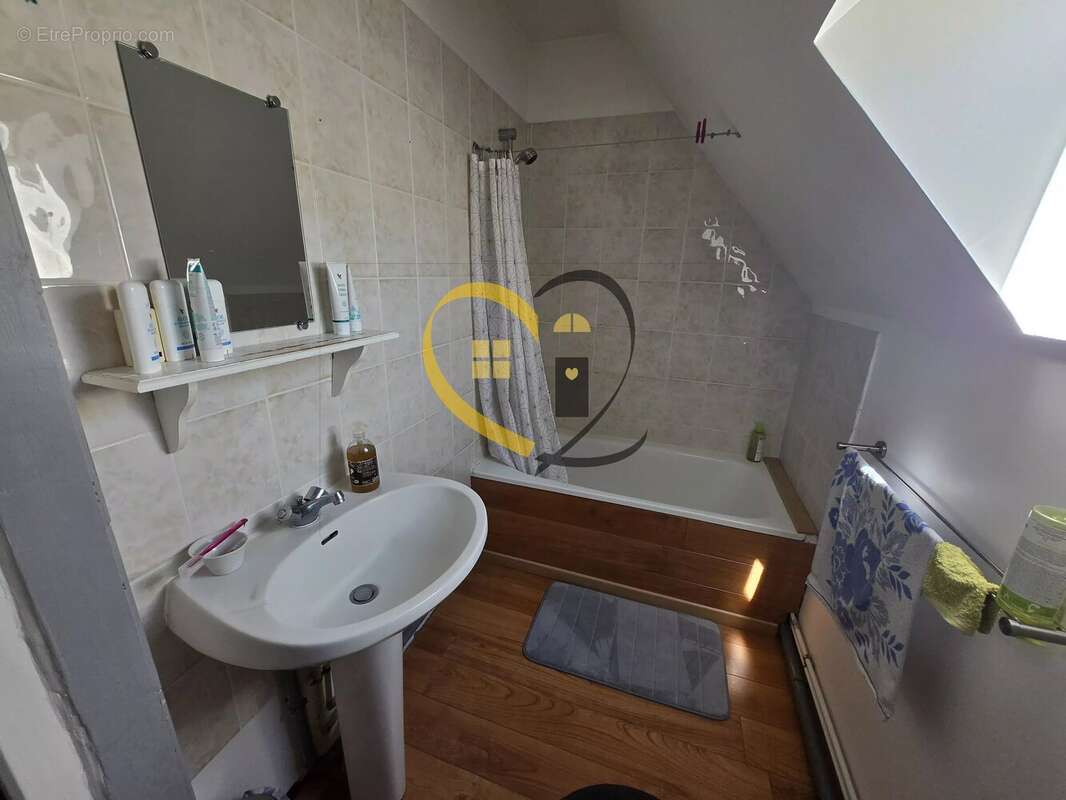 Ensemble immobilier local commercial et appartement à Henrichemont - photo 10