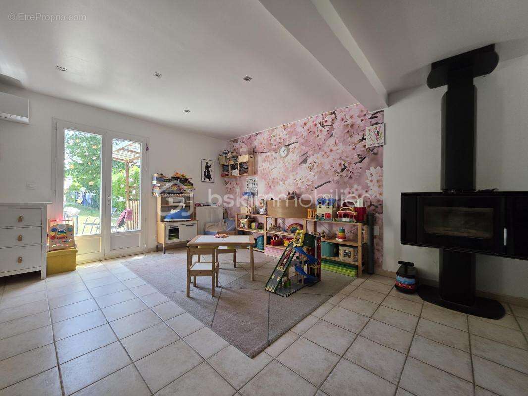 Maison à MONTCOURT-FROMONVILLE