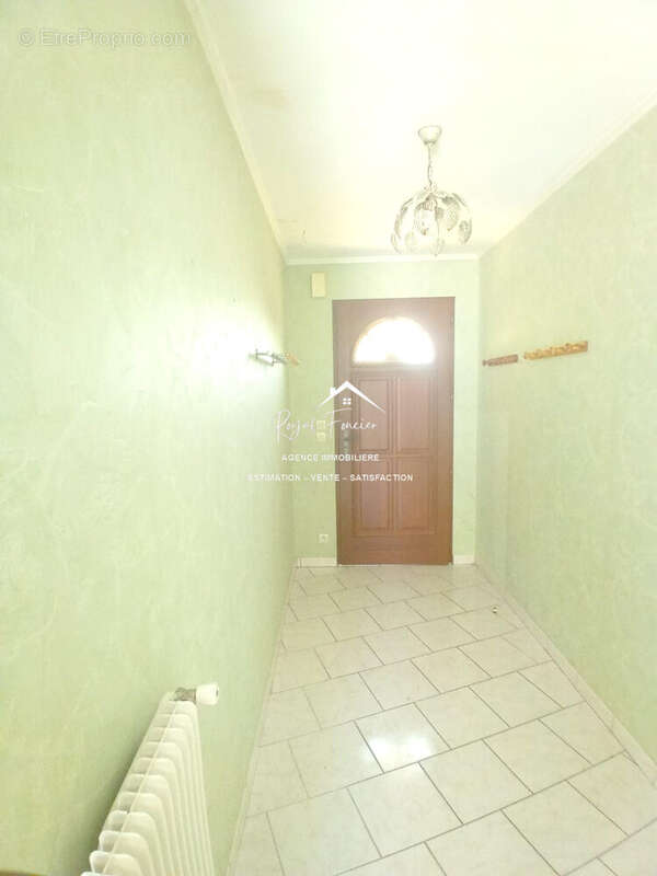 Entrée indépendante - Maison à DANGE-SAINT-ROMAIN