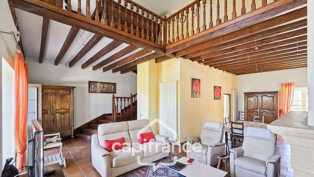 Maison en pierre à vendre 8 pièces avec piscine sur 3100 m² de terrain - photo 4