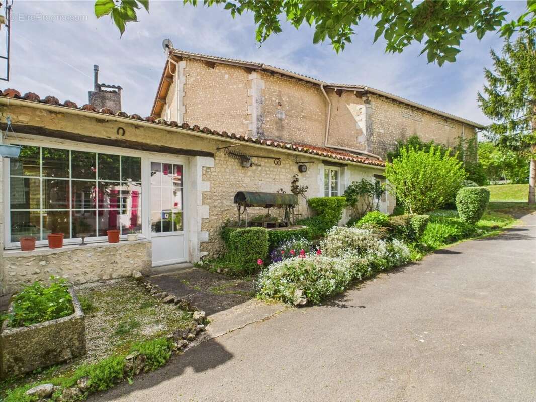 Maison à POULLIGNAC