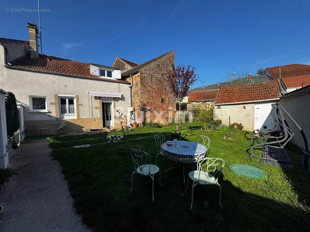 Maison à SAVIGNY-EN-TERRE-PLAINE