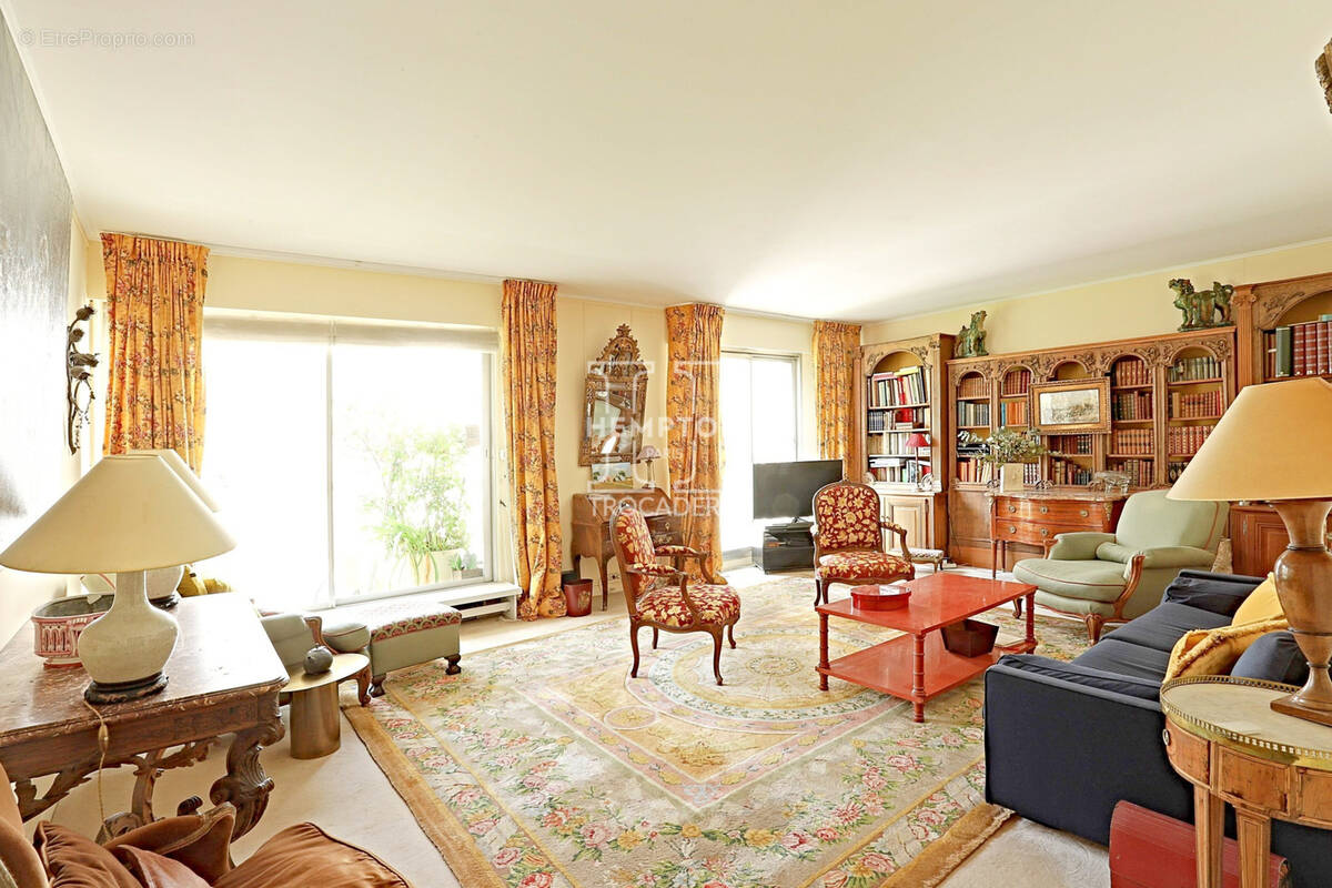 Appartement à PARIS-16E