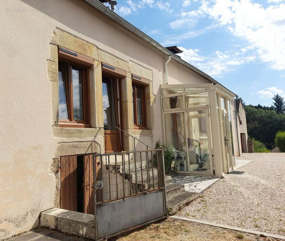 Maison à Cussy en Morvan  de 136 m2 - 8 pièces - diverses dépendances - terrain 1182 m2 - photo 4