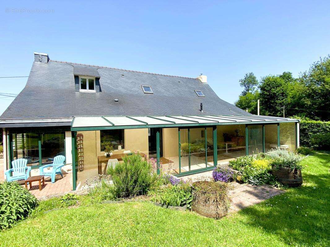 Propriété en pierre 208 m² dont 45 m² de véranda + grange 180 m² – Accessible PMR – 7000 m² – 20 min de Vannes! - photo 12