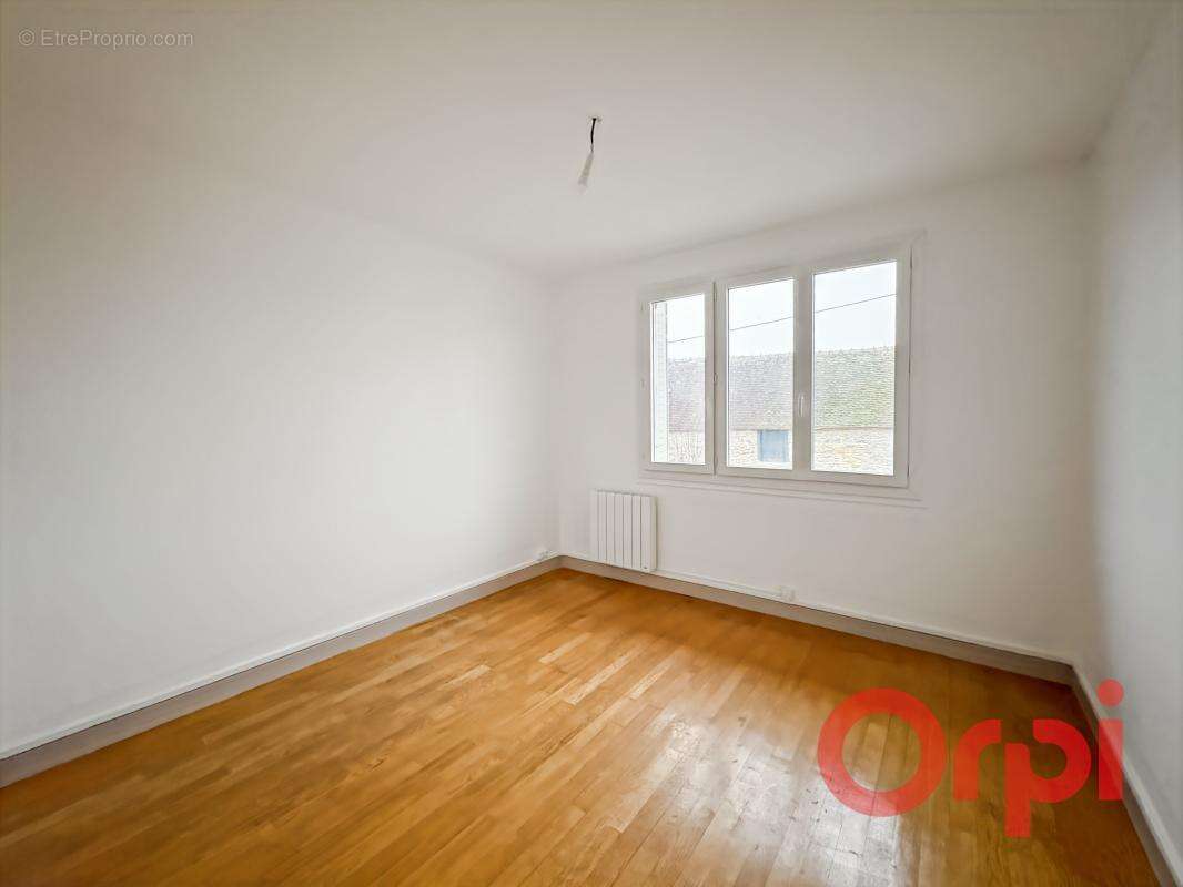 Maison à AINAY-LE-CHATEAU