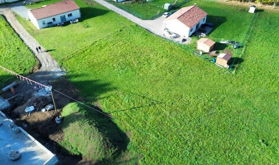 Terrain à SAINT-JOUVENT