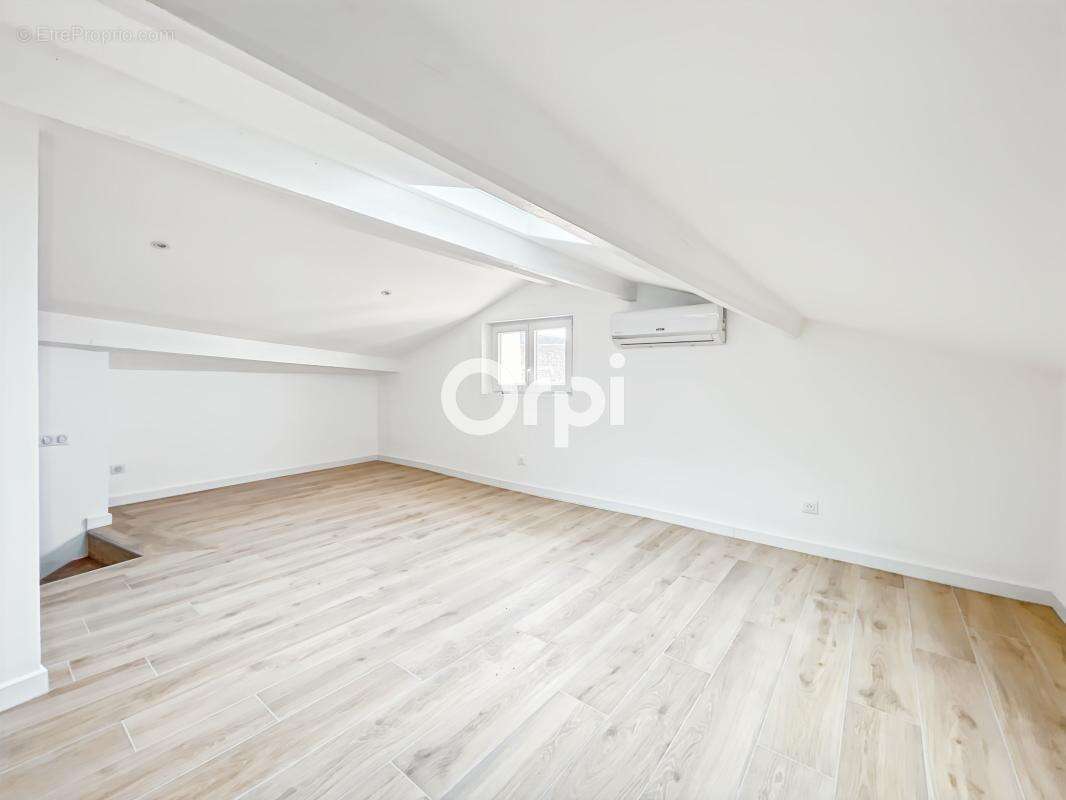 Appartement à CEYRESTE