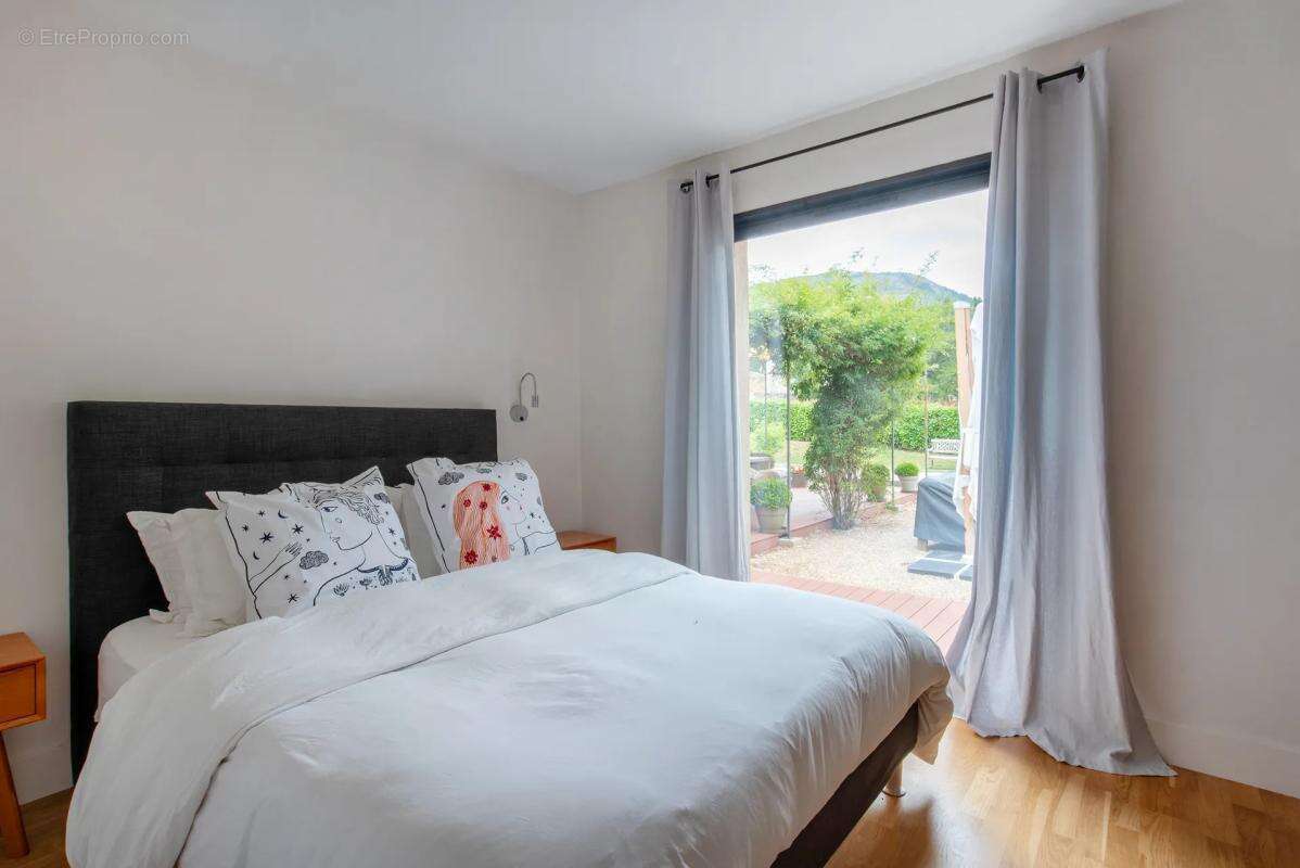 Maison à LA ROQUE-ESCLAPON