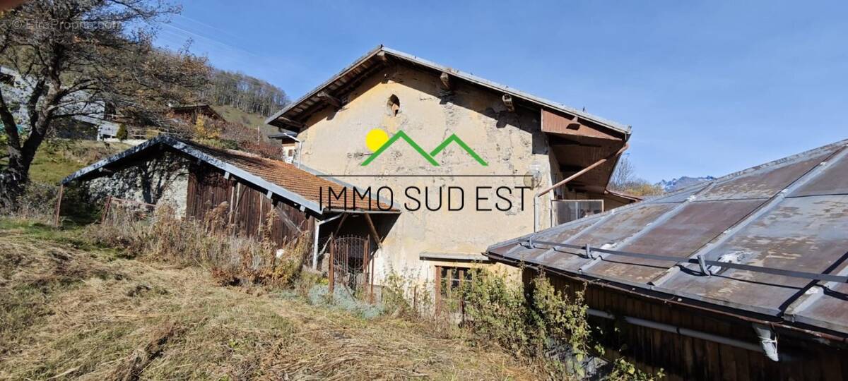 Maison à LES CHAPELLES