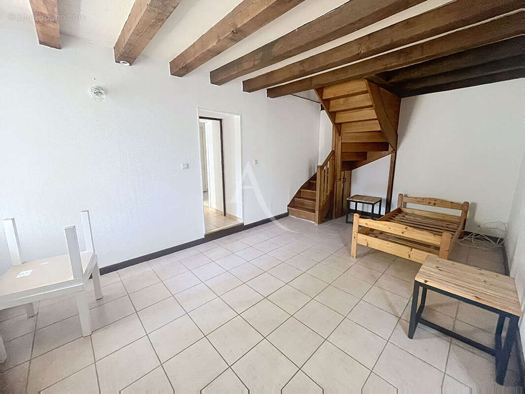 Une maison pleine de caractère, idéale pour les amoureux de la pierre et de la nature. - photo 7
