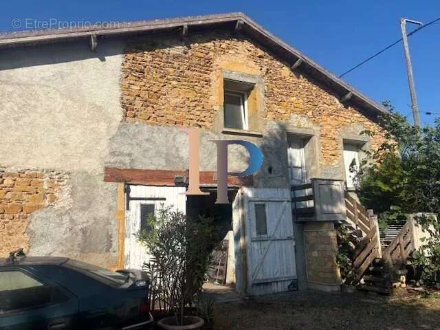 Maison à POUILLY-SOUS-CHARLIEU